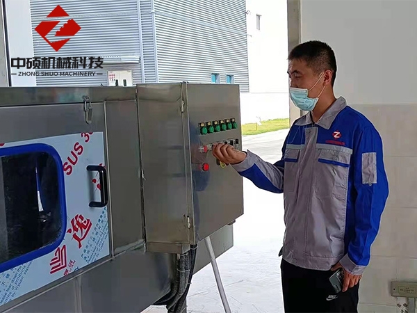廣東星巴克配套箱清洗風干一體機調試