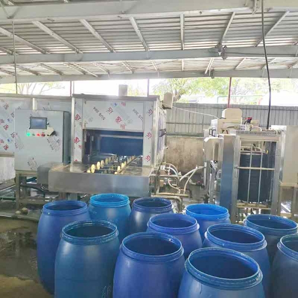 廣東德美精細化工集團股份有限公司隧道式洗桶機，桶蓋清洗機使用現場